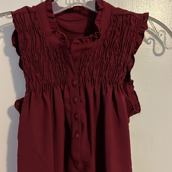 Sleeveless smocked maroon blouse small - Picture 4 of 7